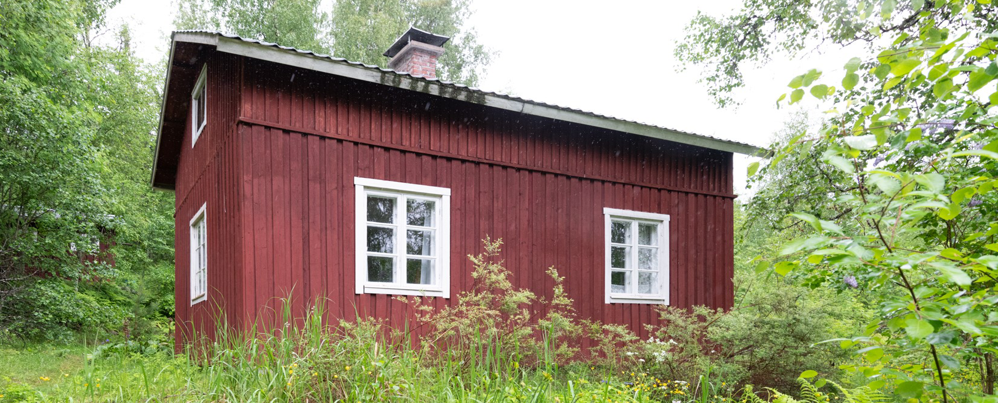 Kuivanmaan mökki, käsinveistetystä täyshirrestä 35m². 50-luvulta, ulkokuori lautaverhoiltu ja punamullalla maalattu.