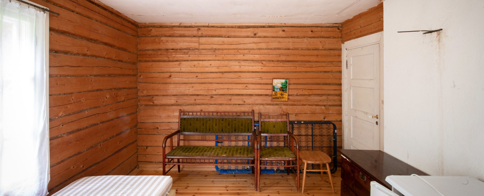 Kamari, takalle paikka ja piisi kaksoishormilla, tuvan puolella kamina.