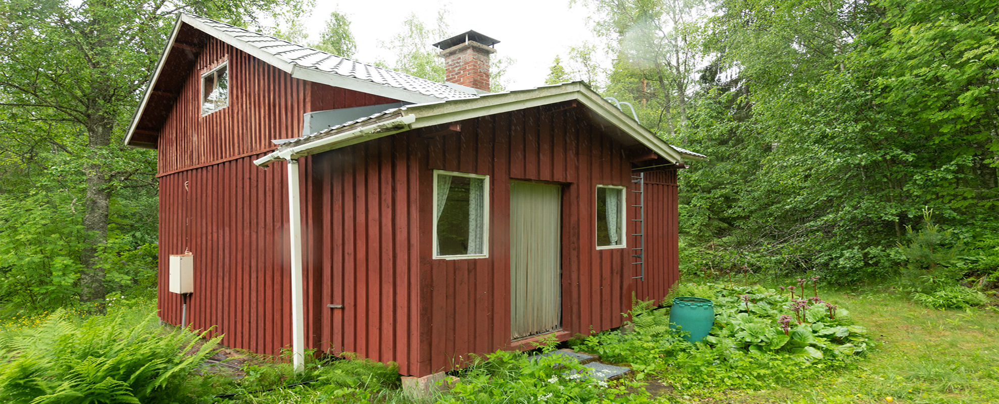 Etupiha, Sähkökaappi, maakaapelointi valmiina lähimpään tolppaan.