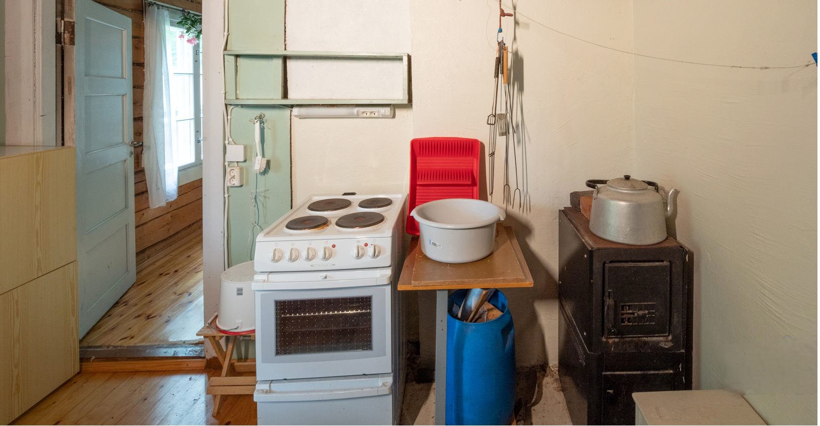 Keittiö puolella kamina.